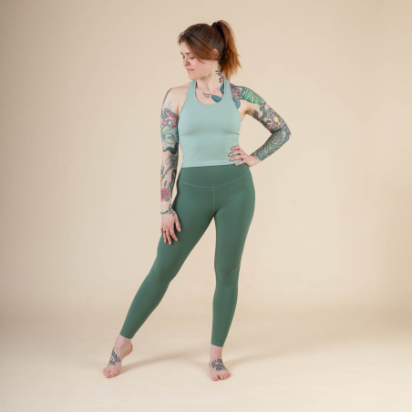 Top corto de yoga verde con espalda nadadora