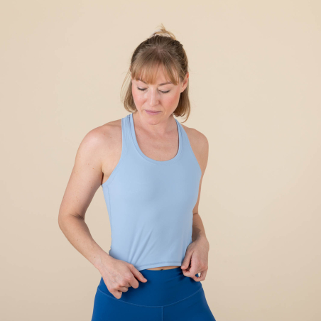 Top corto de yoga azul con espalda nadadora