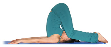 Rodillas a las orejas - KARNAPIDASANA