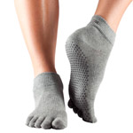 Calcetines de yoga ToeSox Ankle grises con dedos